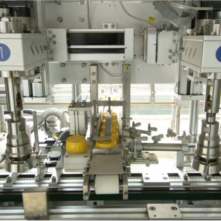 ट्विन हेड्स ऑटोमैटिक फॉलो टाइप कैपिंग मशीन FXG-2E 2500BPH