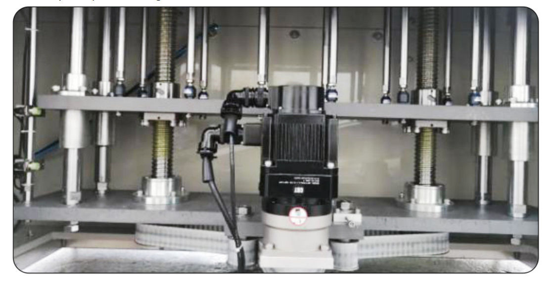 220V50HZ कीटनाशक कंटेनर फिर से भरने की मशीन भरने की सीमा 5-50ml कीटनाशक पैकेजिंग और बोतलिंग के लिए आदर्श समाधान